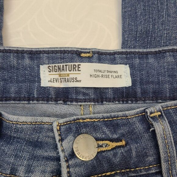 NWT Signature Levi Strauss Women’s Size W28x30L Flare High-Rise Light Wash Denim - Picture 4 of 11